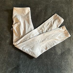 Light purple leggings with pockets on both sides and still has tags